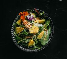 Зелёный салат с крабом и кунжутной заправкой