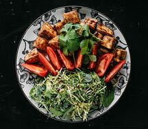 Салат с жареным баклажаном