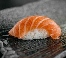 Суши лосось