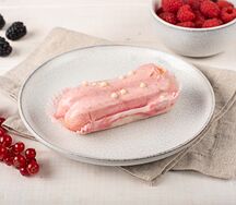 Эклер Клубничный