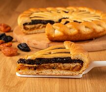 Пирог с курагой и черносливом