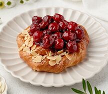 Фризетт с вишней и миндалем