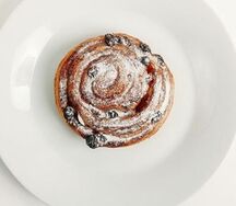 Плюшка с  изюмом