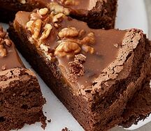 Брауни с карамелью и грецким орехом