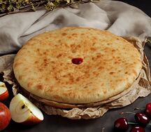 Пирог сладкий с вишней и яблоком