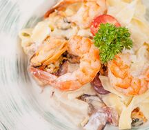 Феттуччине с креветкой и лососем в сливочном соусе