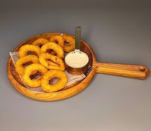 Луковые кольца с соусом цахтон