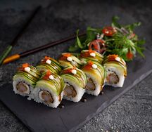 Никей и яркий огурец