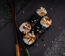 Маки с угрем