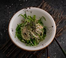 Салат Чука с ореховым соусом