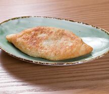 Пирожок с луком и яйцом