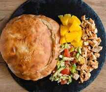Донар с курицей, ананасом и салатом