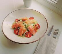 Салат с лососем и соусом цезарь