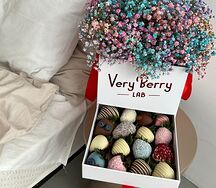 Шкатулка с клубникой и гипсофилой M