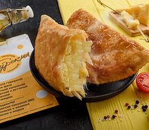 Чебурек с картофельным пюре и жареным луком