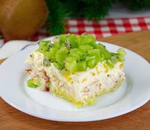 Салат слоеный с курицей и киви
