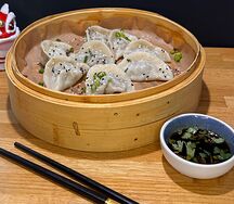 Китайские пельмени с курицей и грибами