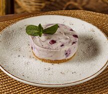 Чизкейк с черной смородиной и белым шоколадом