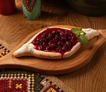 Лодочка с творожным сыром и вишней