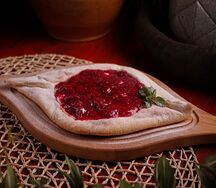 Грузинская ватрушка с творожным сыром и малиной