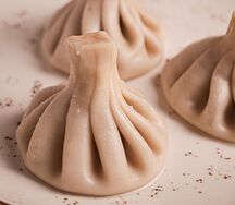 Отварные хинкали с сыром и мятой