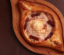 Ачарули с беконом и вялеными томатами