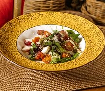 С цыпленком, винoградом и грецким орехом