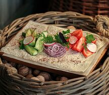 Сезонные овощи со сванской солью