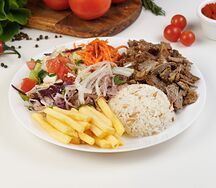 Донер мясной на тарелке