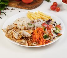 Донер куриный на тарелке
