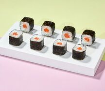 Маки с копченым лососем и сыром