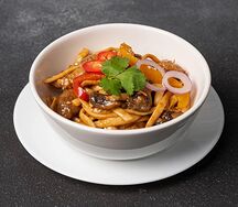Удон с курицей, овощами, грибами