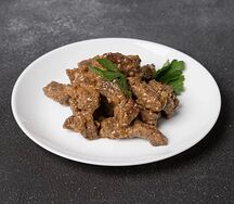 Печень говяжья, тушенная с луком 