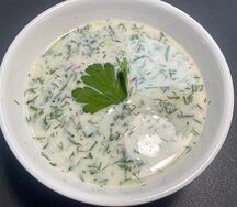 Окрошка на кефире с куриной ветчиной