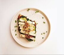 Брускетта с сейтаном и соусов песто