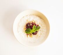 Рисовая каша с кокосовым молоком и томлёной вишней