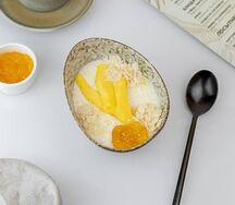 Рисовая каша с манго и лепестками миндаля