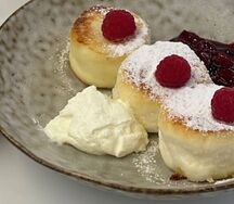 Сырники с вишней и сладкой сметаной