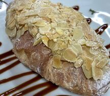 Курассан с миндалем и миндальным кремом