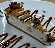Чизкейк с шоколадом, карамелью, орехами