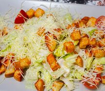 Салат Цезарь с курицей