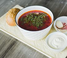Борщ с салом и черным хлебом