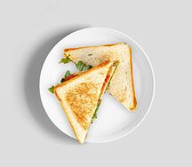 Сэндвич с моцареллой и песто