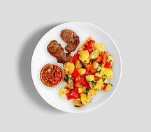 Свиные медальоны с овощами сальса