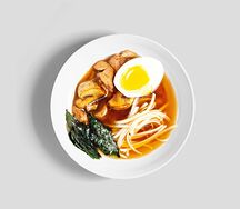 Суп рамен с курицей и грибами