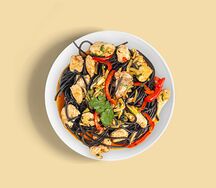 Чёрная паста с индейкой и овощами