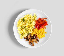 Скрэмбл с грибами и овощами