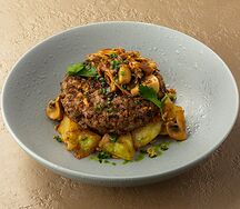 Бифштекс с картофелем, грибами и соусом демиглас