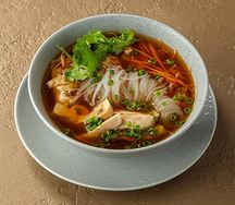 Азиатский суп с цыплёнком, фунчозой, овощами и яйцом