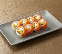 Ролл Филадельфия с авокадо и манго